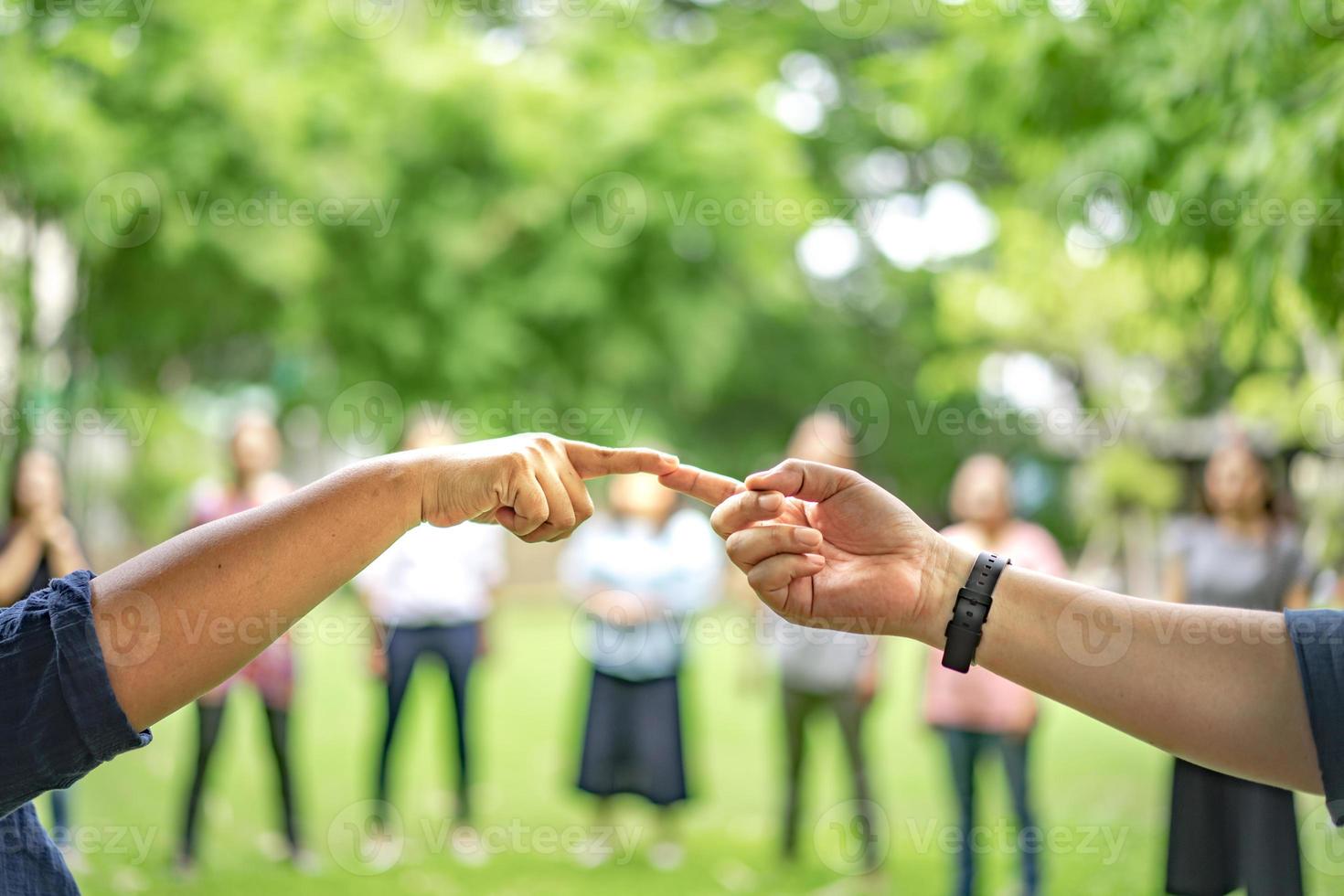 dois asiáticos dedo a dedo em atividades de grupo de jardim. foto