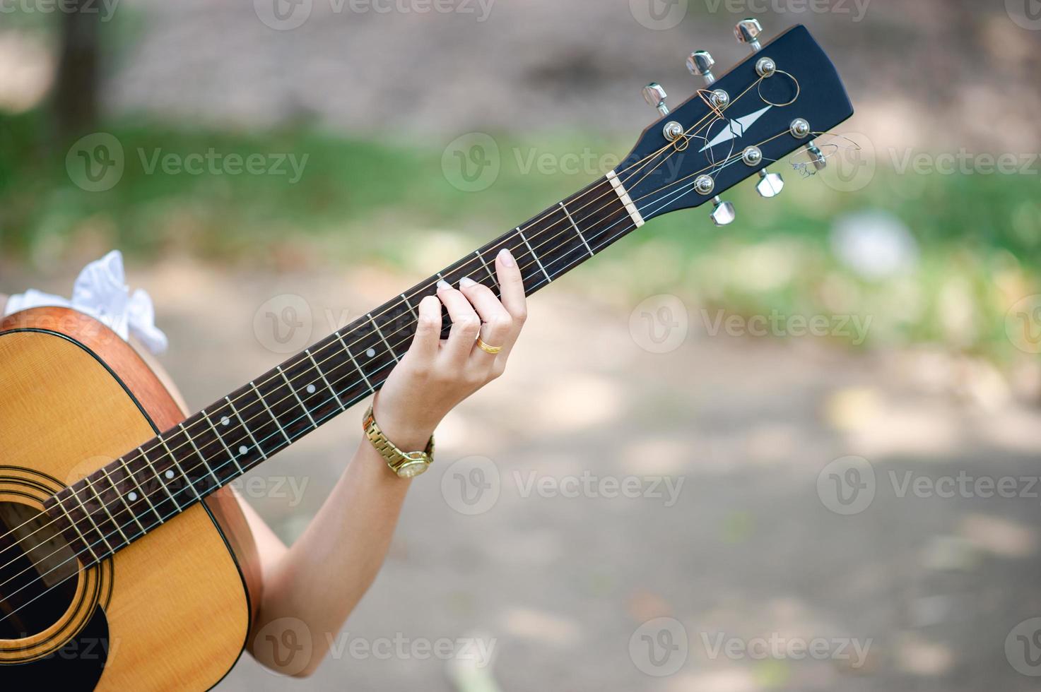 mãos de músico e guitarras acústicas, instrumentos musicais com conceito de instrumento musical de som muito bom foto