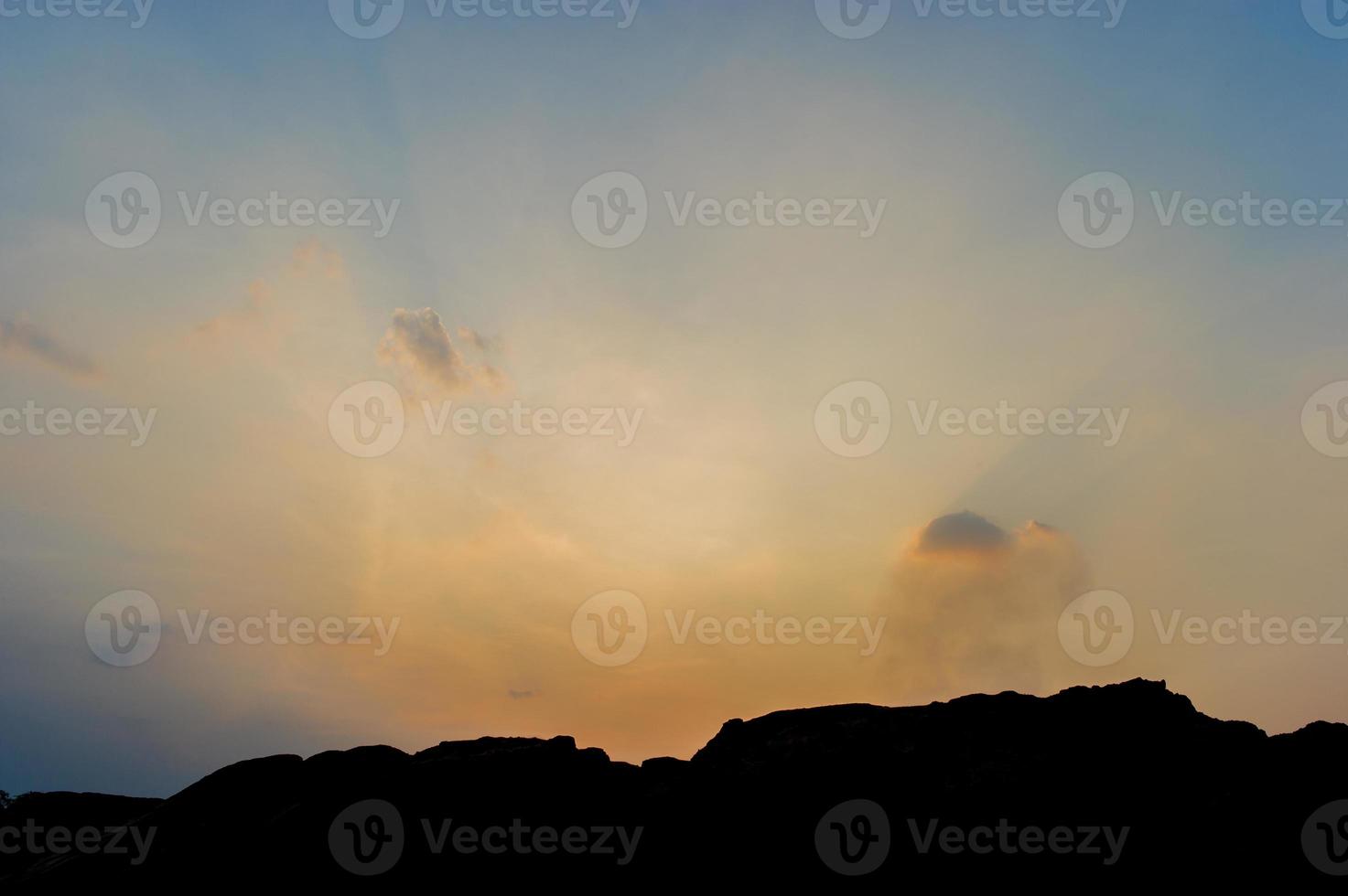 silhueta de montanha o sol, o céu e o conceito de silhueta de vida foto