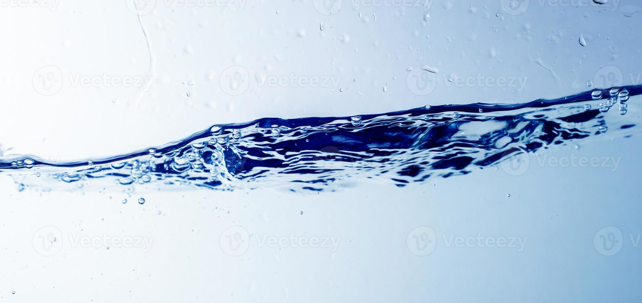 água e bolhas no fundo da água azul foto