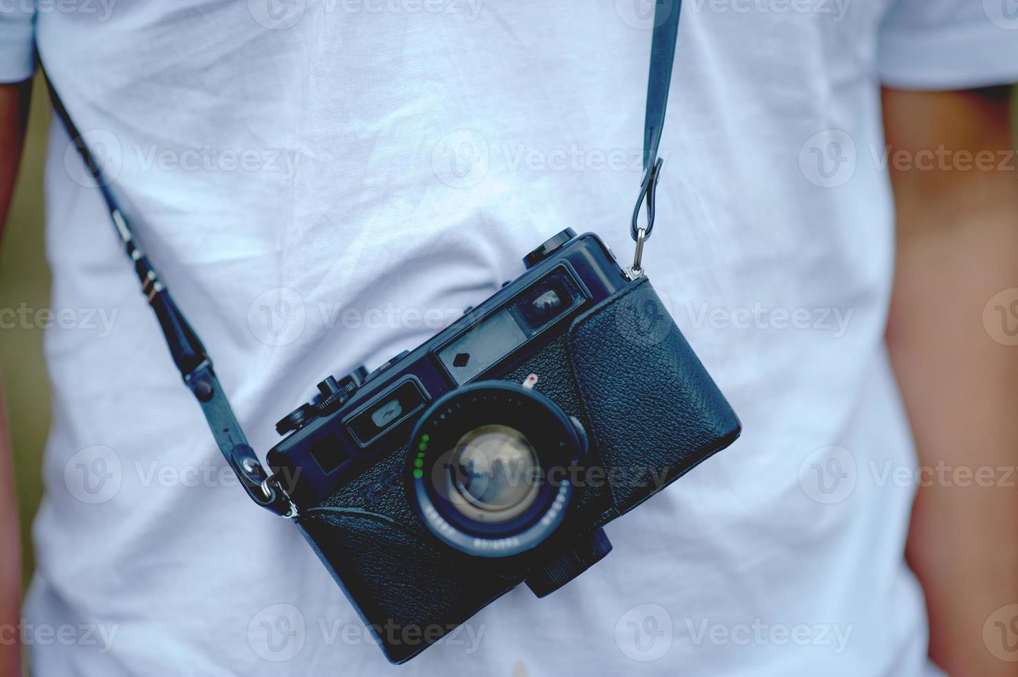 mão e câmera do fotógrafo segurando e carregando a câmera para tirar fotos