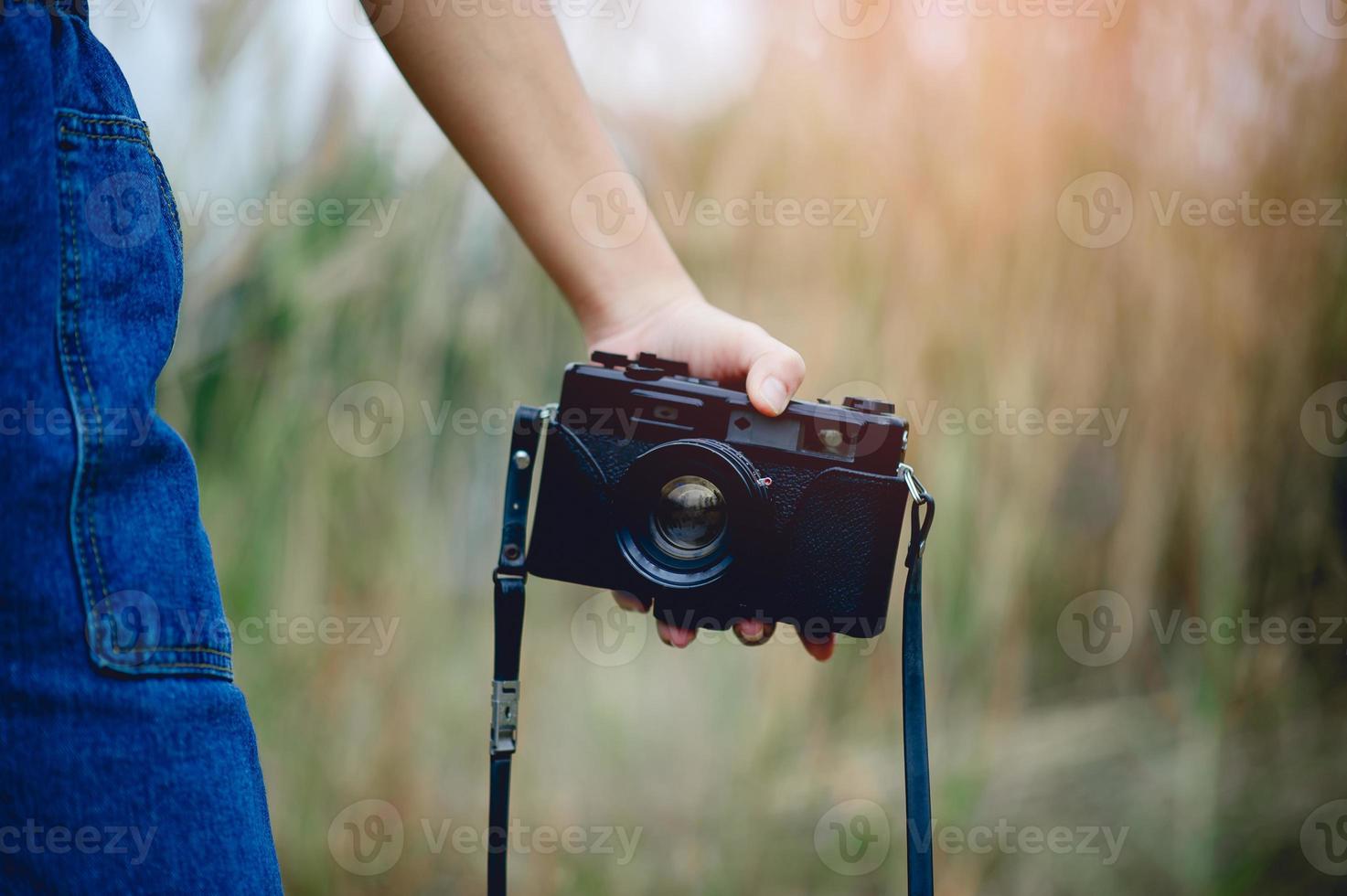 mão e câmera do fotógrafo segurando e carregando a câmera para tirar fotos
