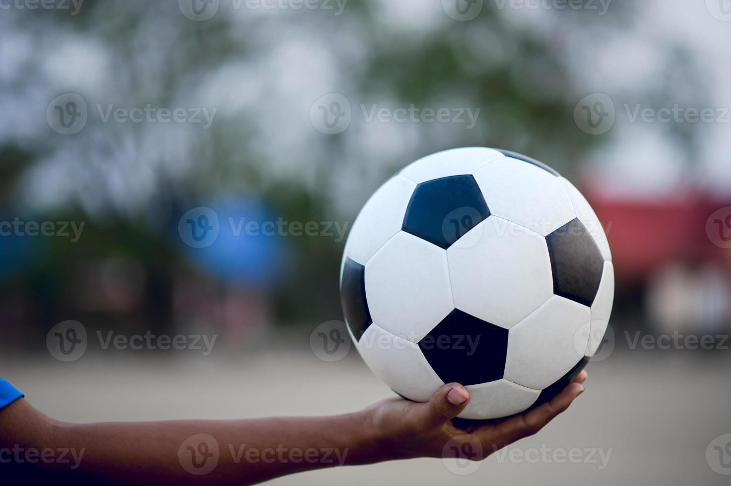 a imagem recortada de jogadores de esportes que pegam a bola e o campo de futebol. conceito de imagem esportiva. foto