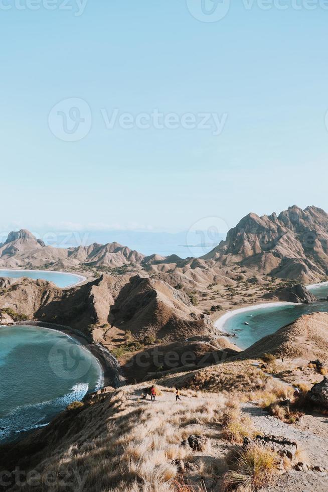 paisagem vista do topo da ilha de padar em labuan bajo com turistas descendo a colina foto