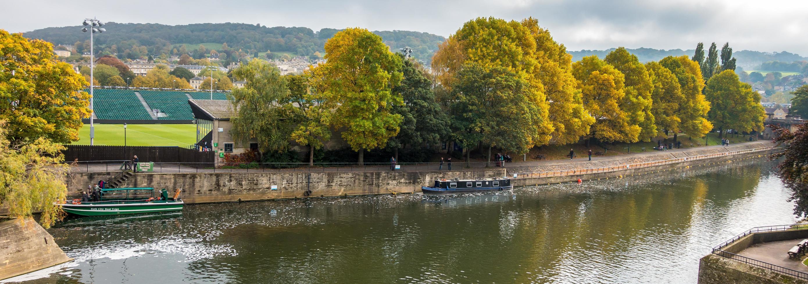 o rio avon ao lado da ponte pulteney em banho somerset foto