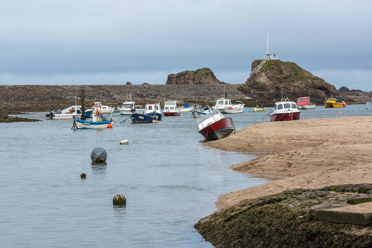 bude, cornwall, reino unido, 2013. barcos no porto de bude foto