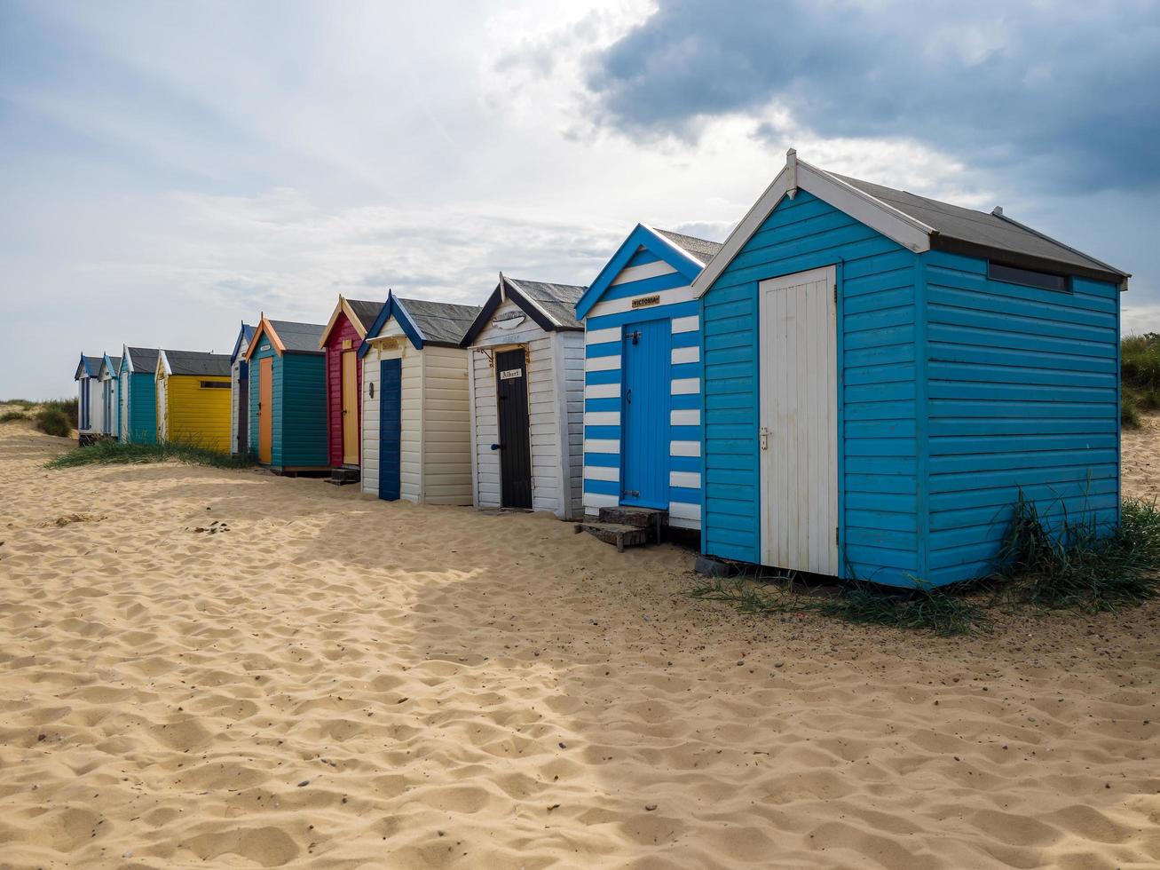 uma fileira de cabanas de praia coloridas em Southwold foto