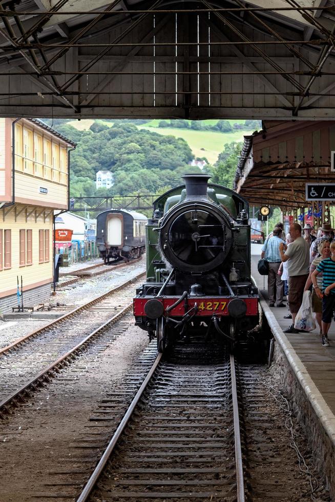 kingswear, devon, uk, 2012. 4277 br locomotiva a vapor gwr 4200 classe 2-8-0t motor de tanque em kingswear devon em 28 de julho de 2012. pessoas não identificadas foto