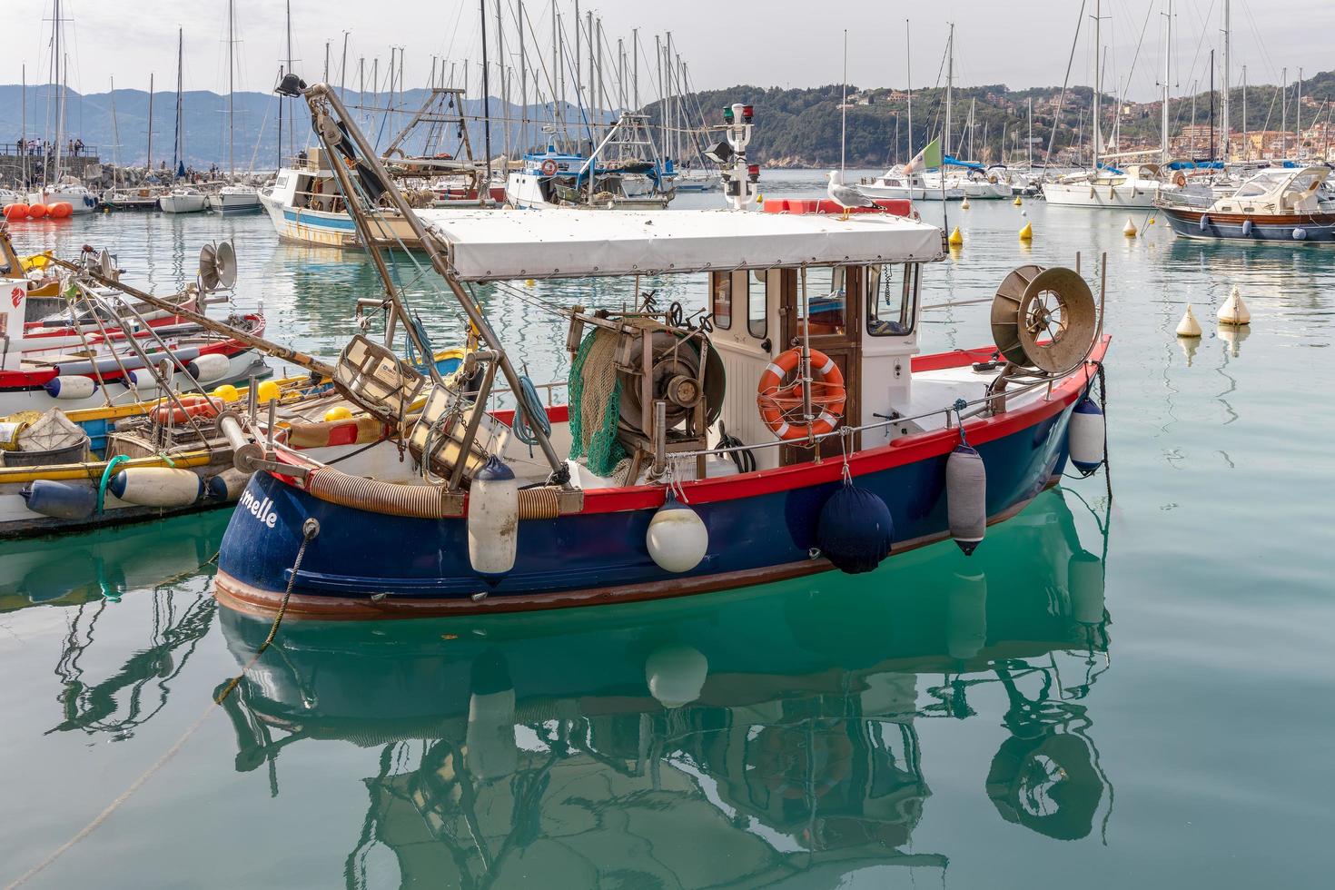 lerici, liguri, itália, 2019 barcos no porto de lerici na ligúria itália em 21 de abril de 2019 foto