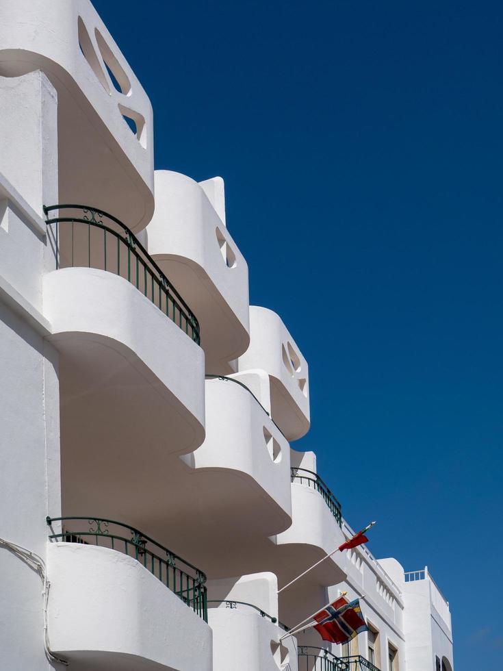 albufeira, sul do algarve, portugal, 2018 vista de um prédio de apartamentos branco em albufeira em portugal em 10 de março de 2018 foto