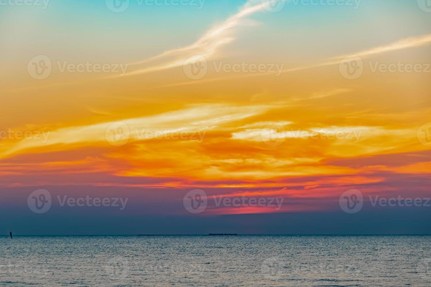 tropical colorido pôr do sol sobre o oceano na praia. no fundo do turismo de tailândia com praia do mar. destino de viagem de férias foto