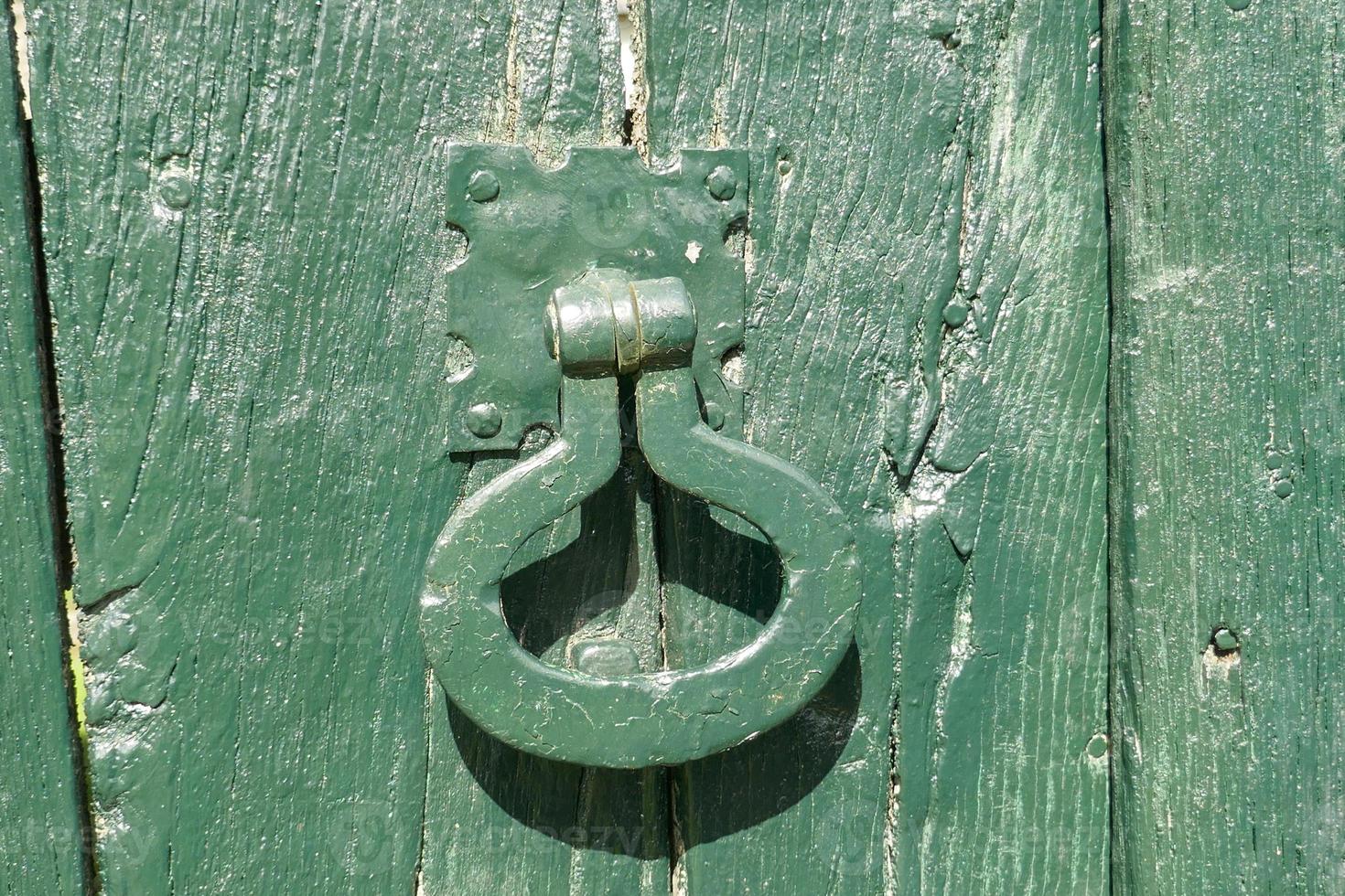 puxadores de ferro em portas verdes foto