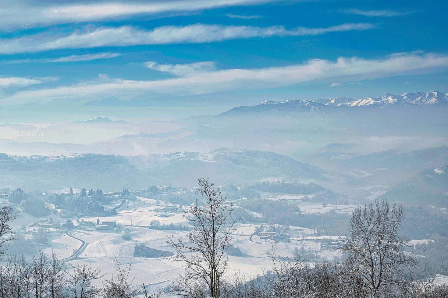 paisagem da langhe piemontesa completamente coberta pelas neves brancas do inverno de 2022 em janeiro foto