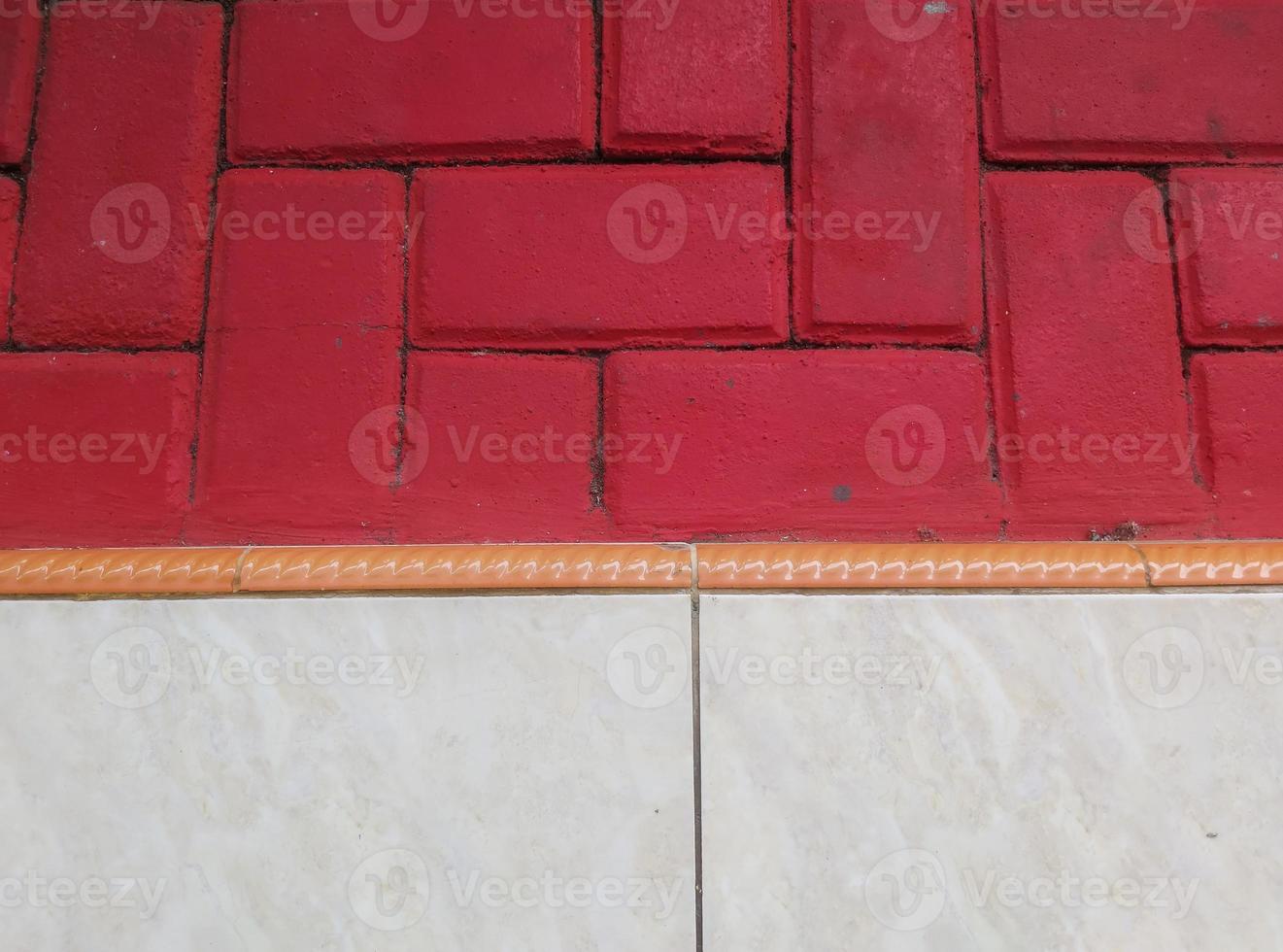 padrão de piso de pavimentação vermelho e telha cerâmica branca foto