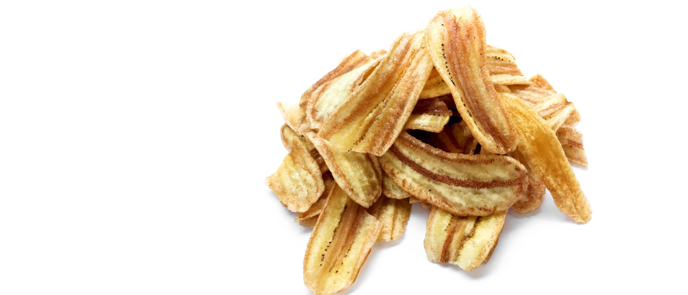 banana caltivada asiática ou biscoito de banana awak pisang ro banana chips em fundo branco, foco suave e seletivo. foto