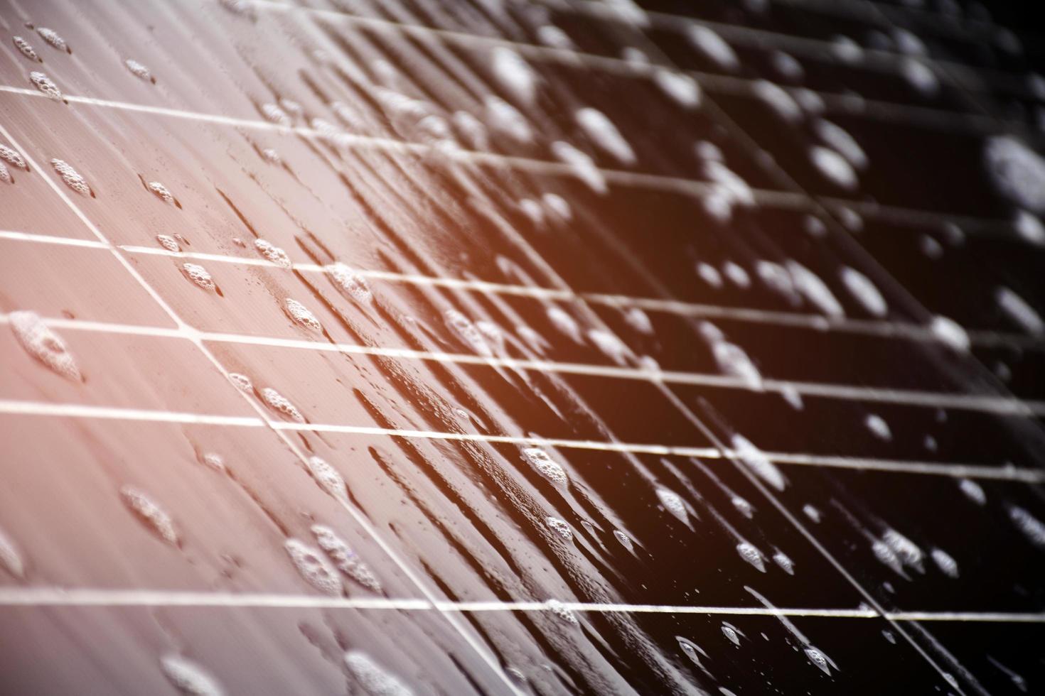 painel fotovoltaico closeup que tinha gotas d'água e esponjas na superfície, foco suave e seletivo, conceito para uso de energia natural na vida diária em todo o mundo. foto