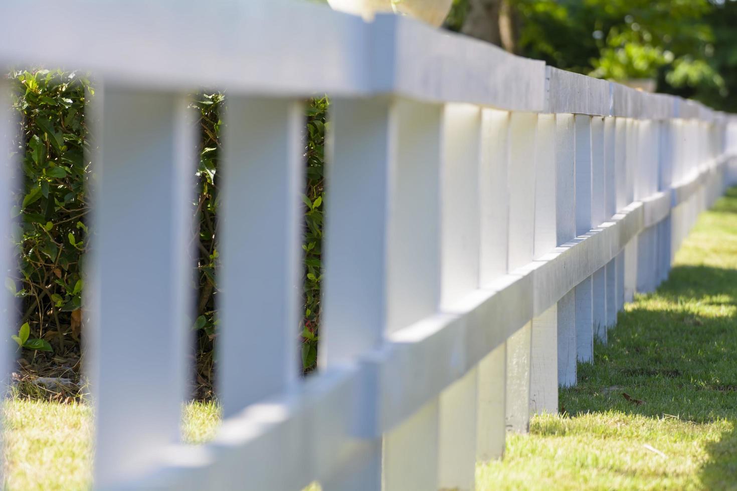 uma cerca é uma estrutura autônoma projetada para restringir ou impedir o movimento através de um limite. foto