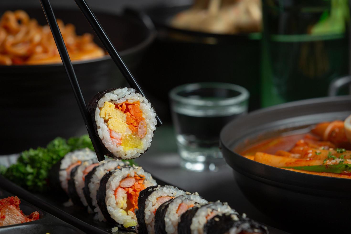 comida coreana, kim bap - arroz cozido no vapor com legumes em algas marinhas. foto