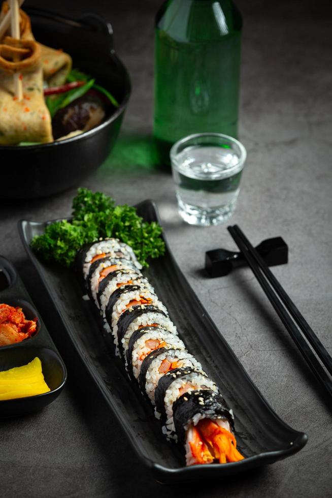 comida coreana, kim bap - arroz cozido no vapor com legumes em algas marinhas. foto