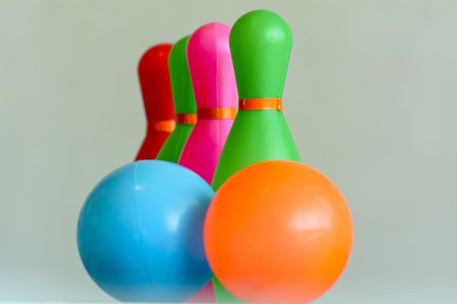 os brinquedos de boliche são coloridos, perfeitos para se divertir e adequados para crianças. foto