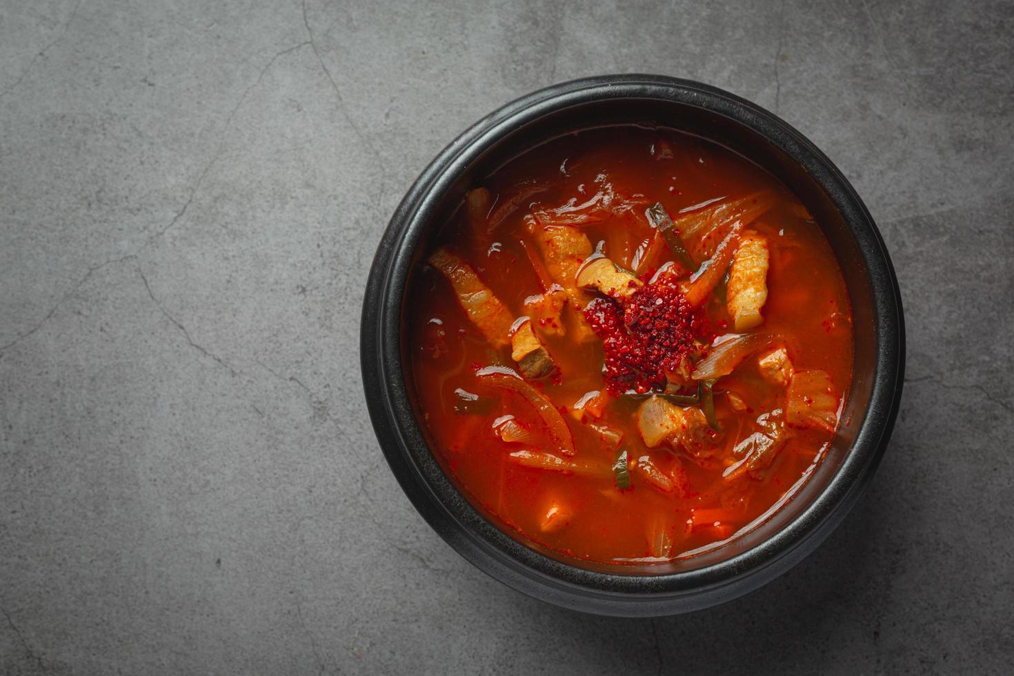 kimchi jikae ou sopa kimchi pronta para comer na tigela foto