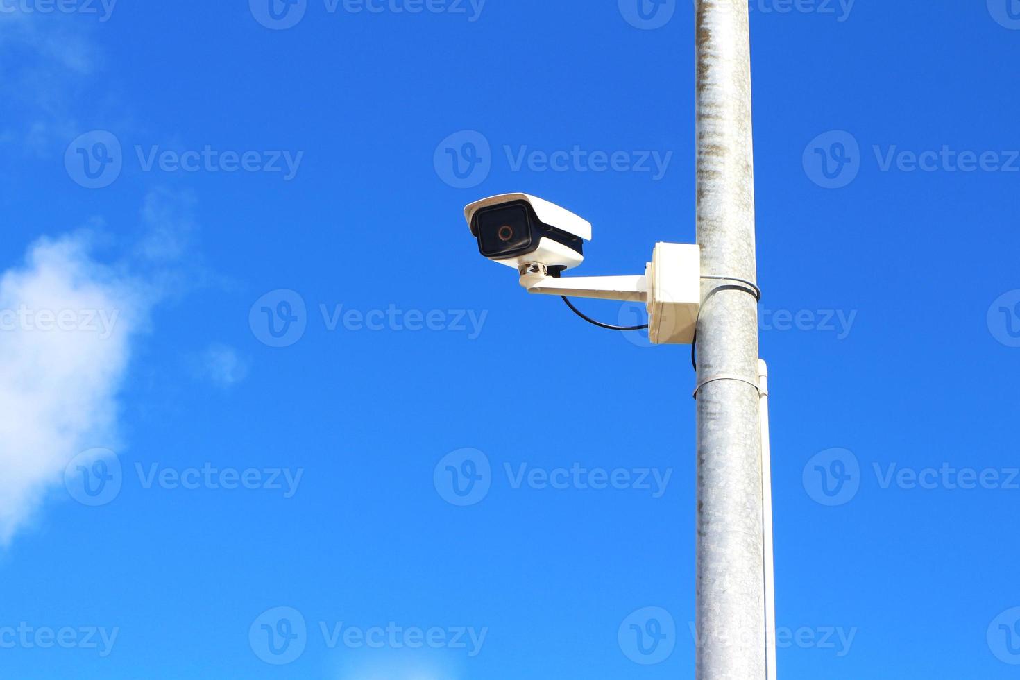 câmeras de cctv em poste de aço. foto