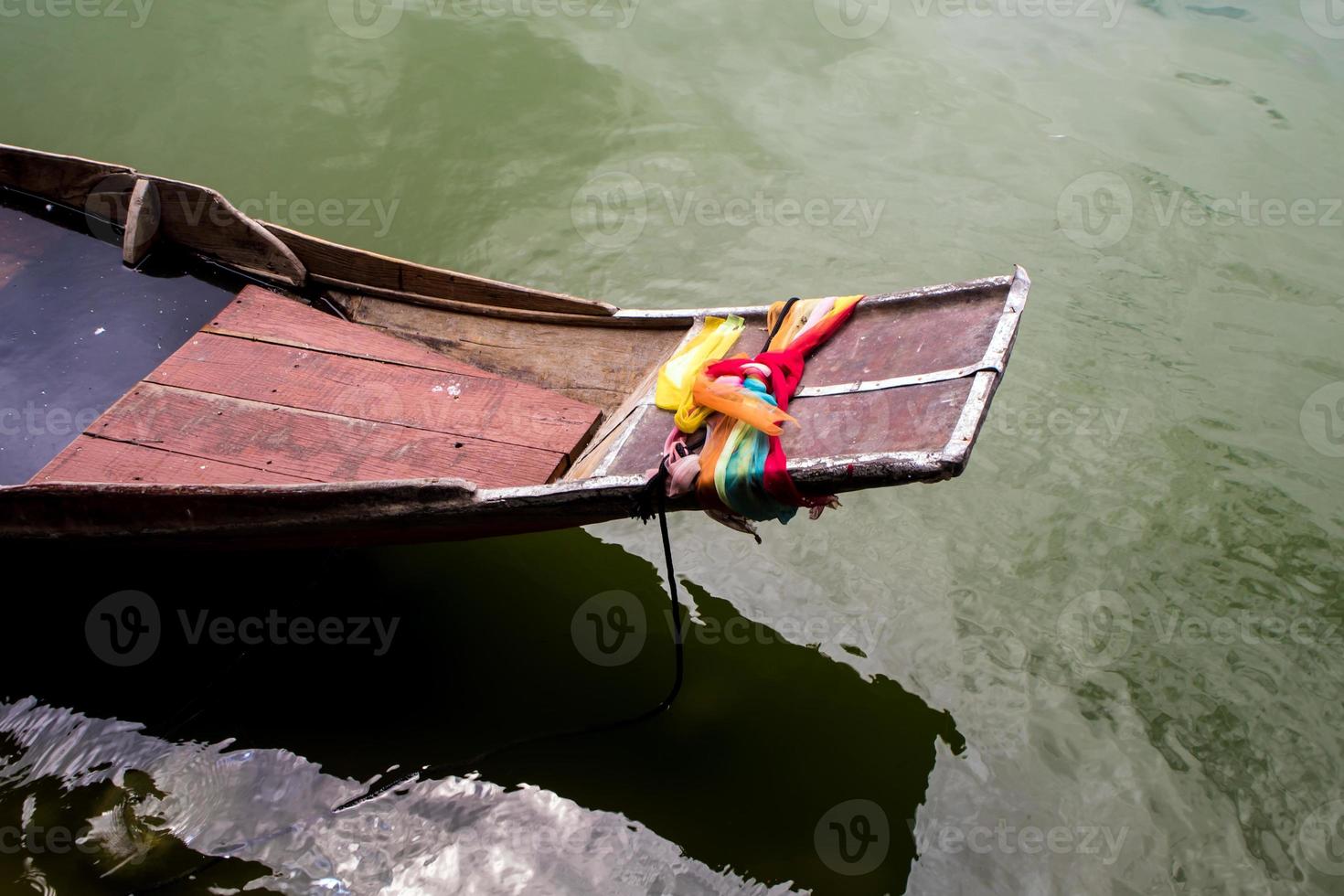 gravata de cetim colorida na proa do barco é adoração foto