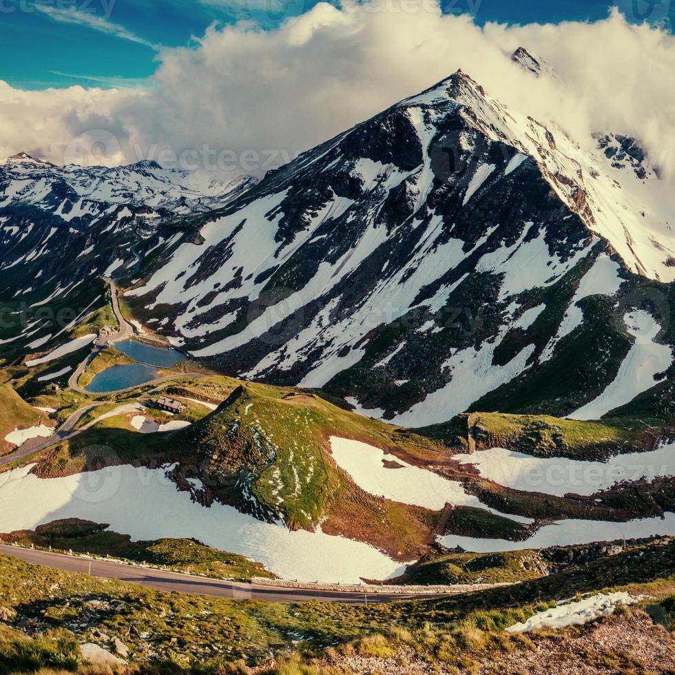 picos de montanhas cobertos de neve. foto