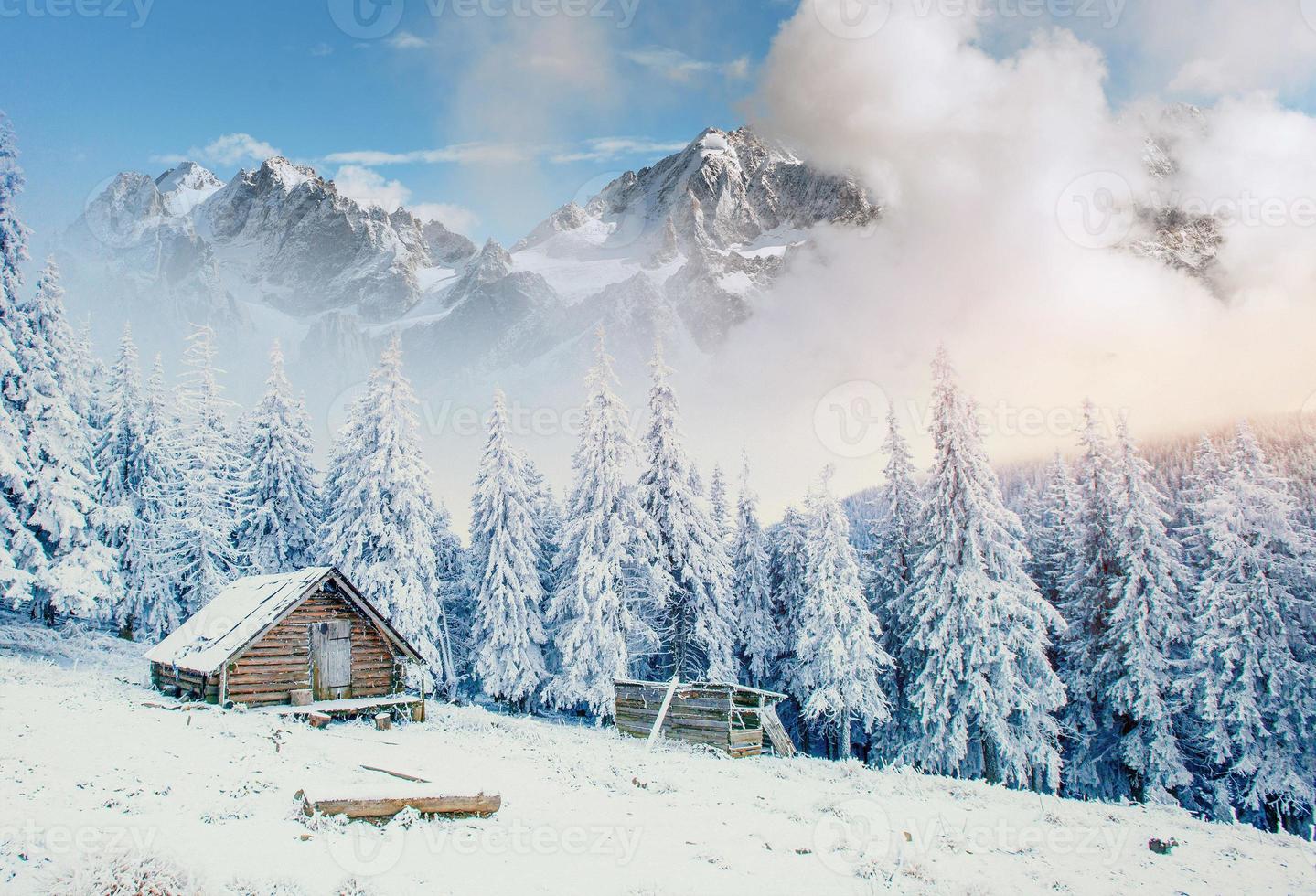 cabana nas montanhas no inverno. névoa misteriosa. foto