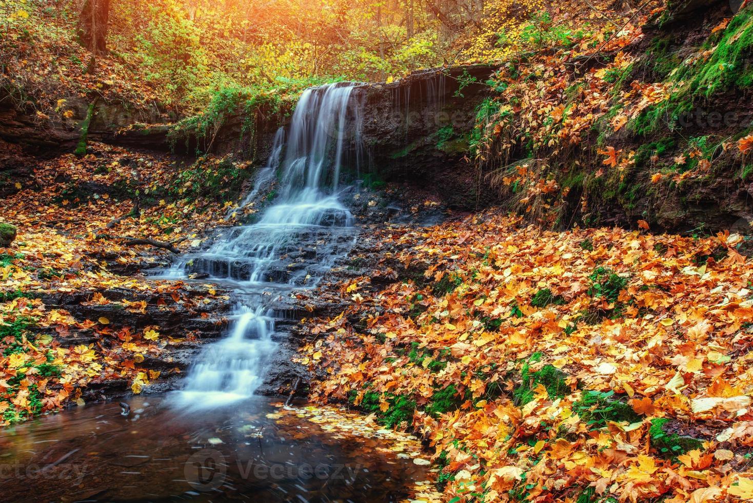 cachoeira na luz do sol de outono foto