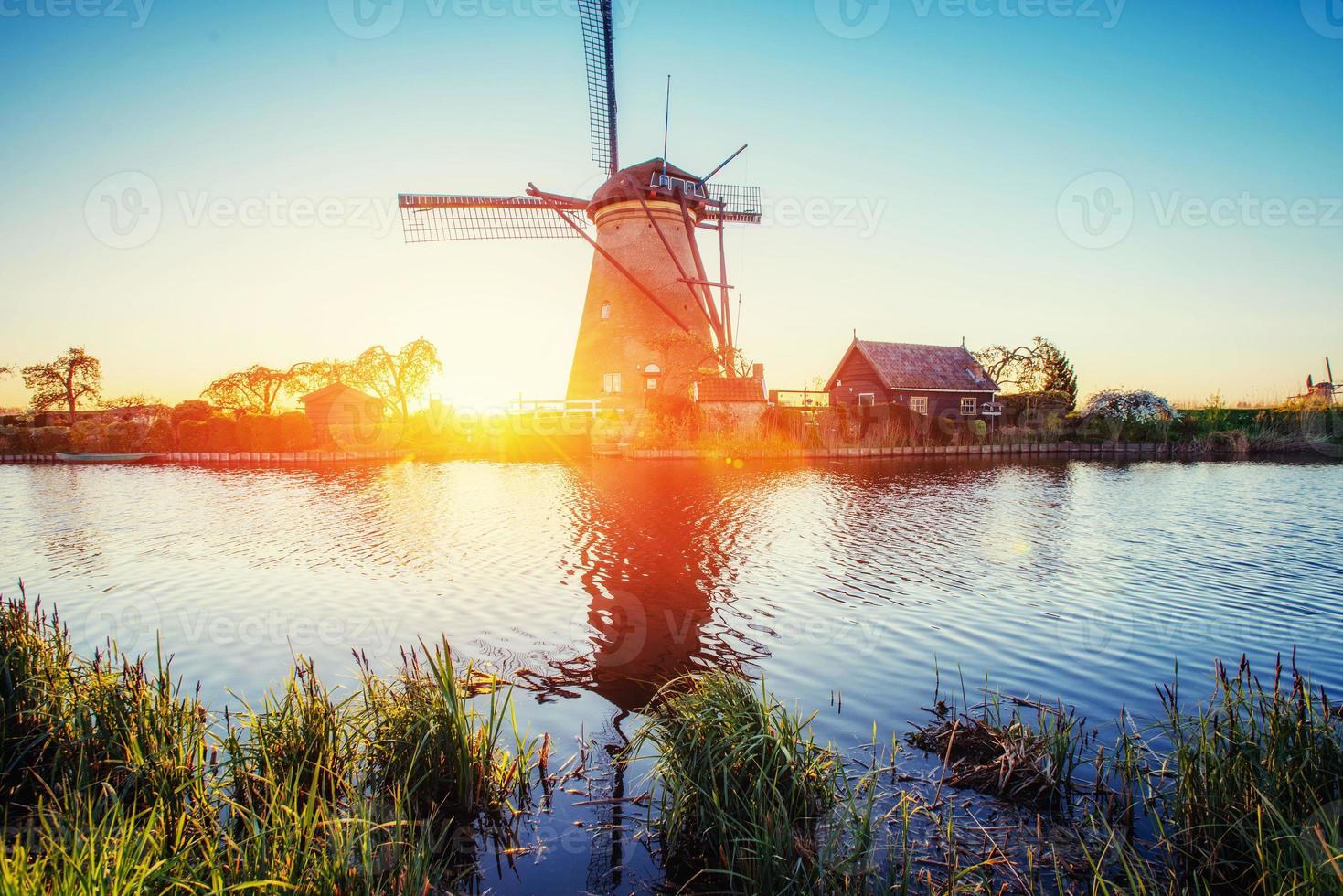 moinhos de vento holandeses tradicionais do canal Rotterdam. Holanda foto