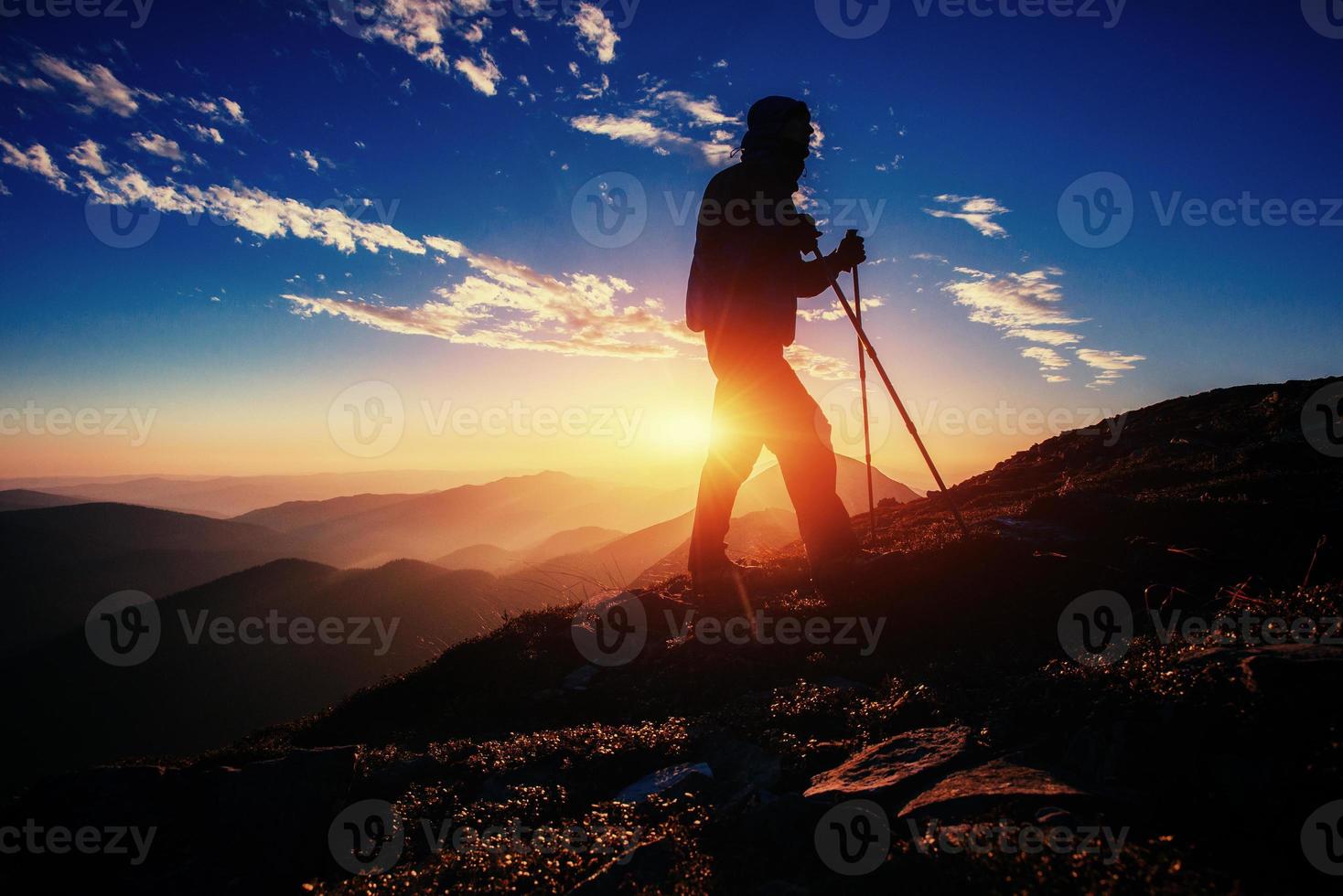 alpinista ao pôr do sol. mundo da beleza foto