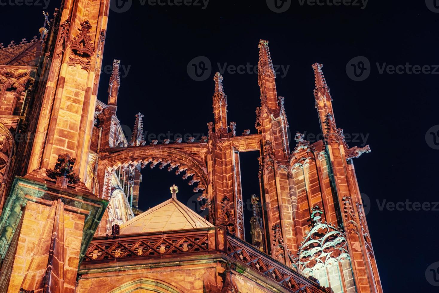 Praga. rua Catedral de Vito. período noturno. foto