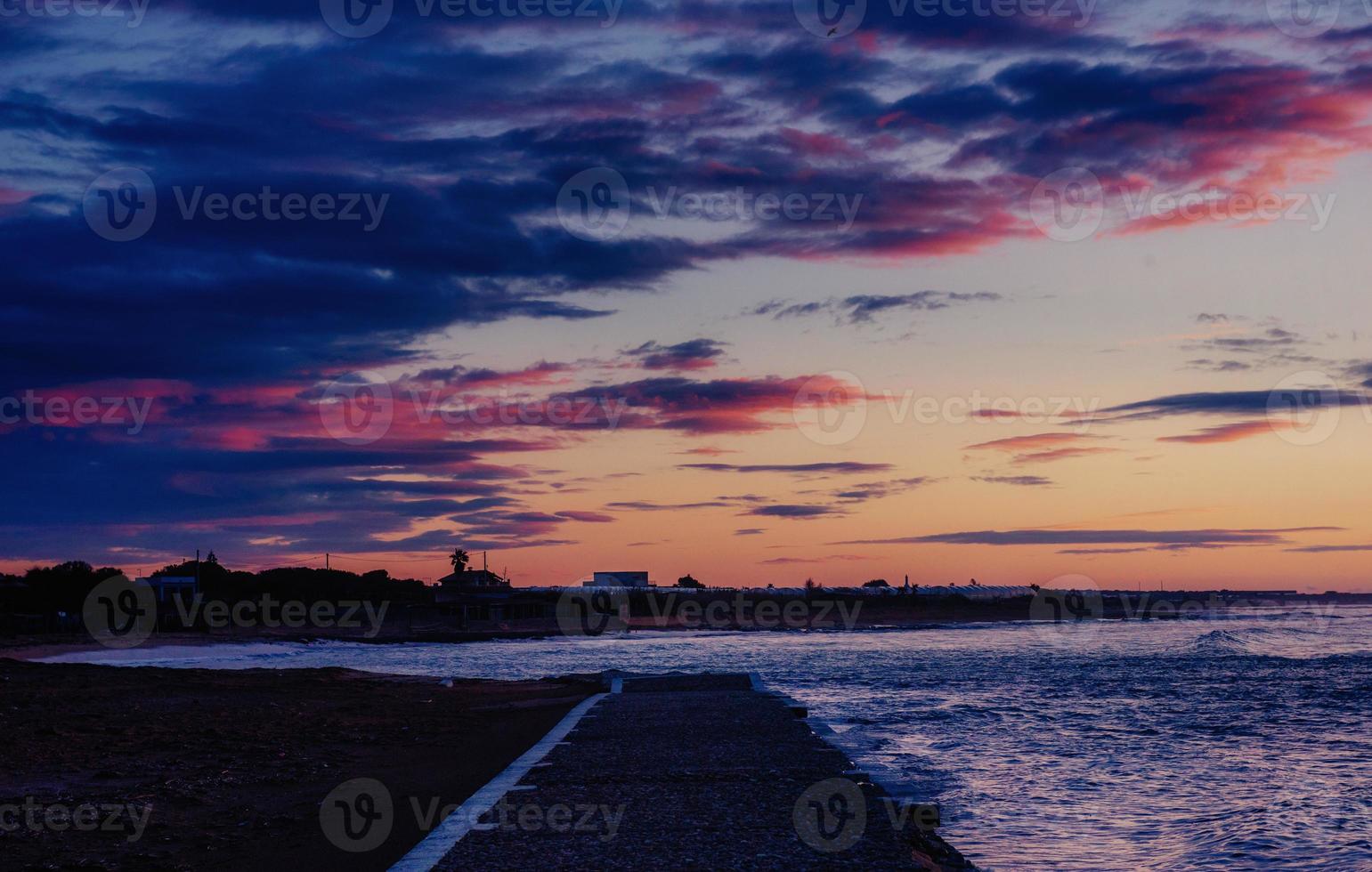 pôr do sol sobre o mar foto