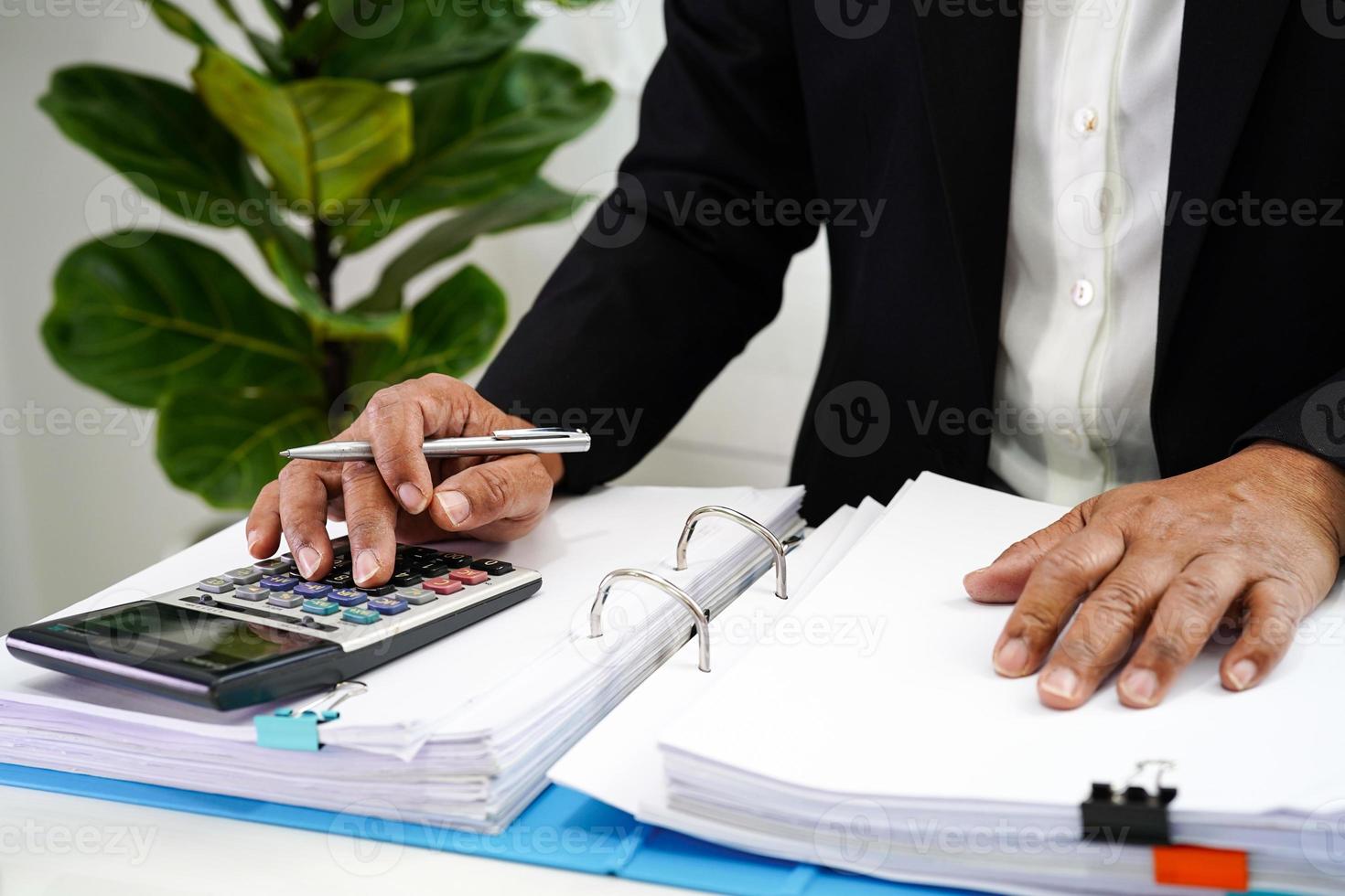 empresário trabalhando e preparar dados de relatório de papelada para analisar informações no fichário de arquivo no escritório. foto