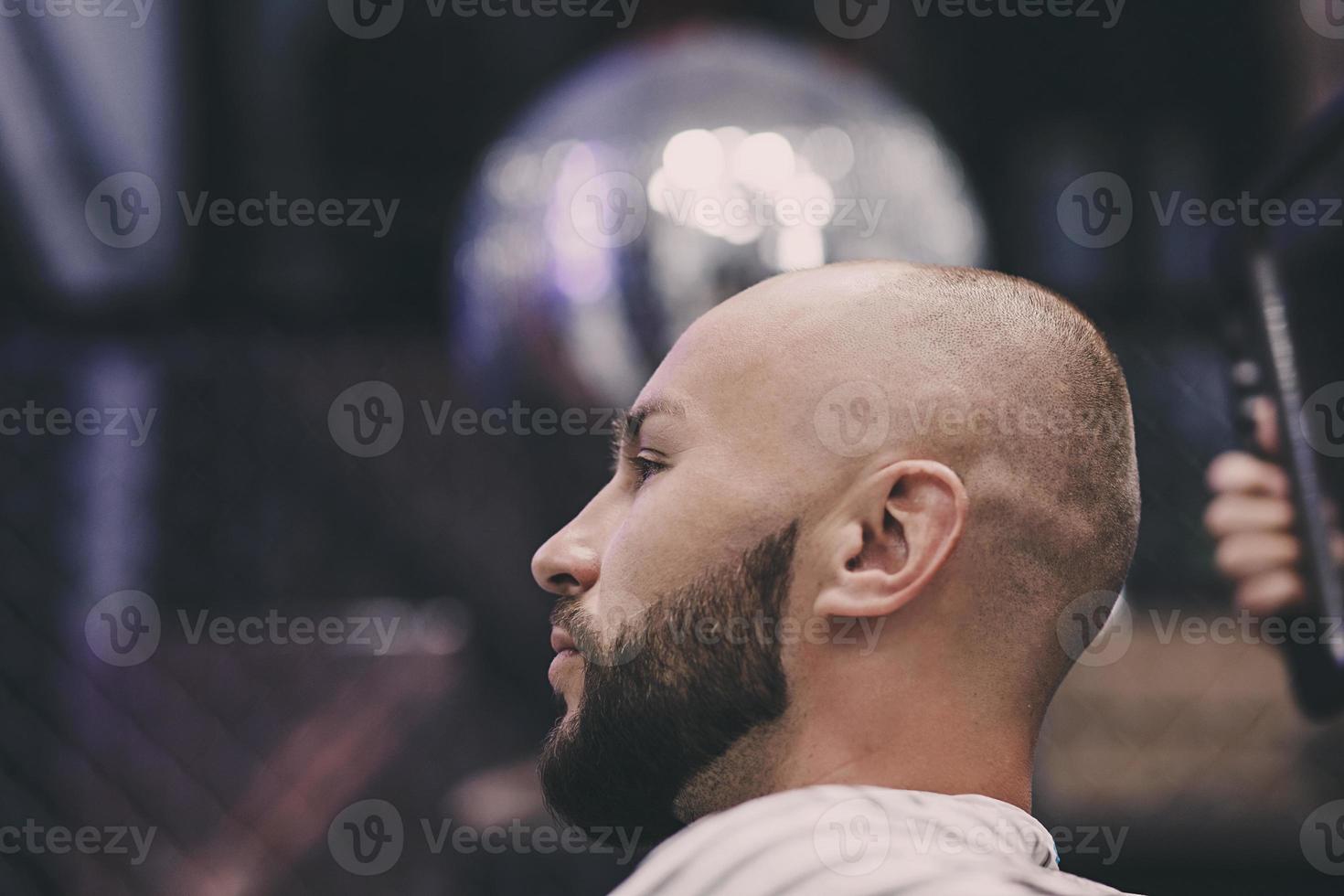 homem barbudo bonito em uma barbearia foto