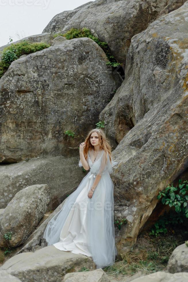 retrato de uma noiva nas montanhas. foto