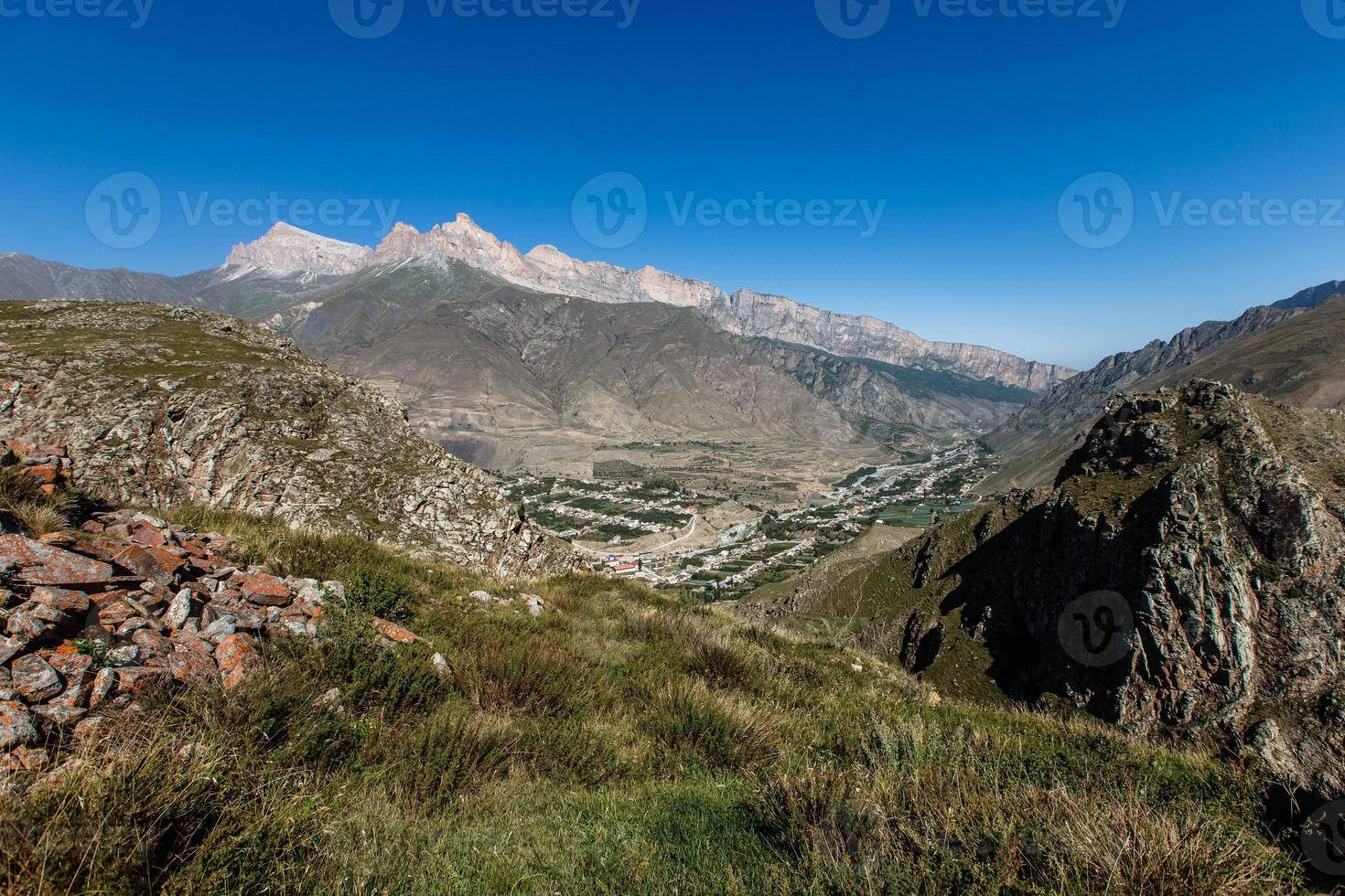 a vila de Upper Balkaria nas montanhas do Cáucaso em Kabardino-Balkaria, Rússia foto