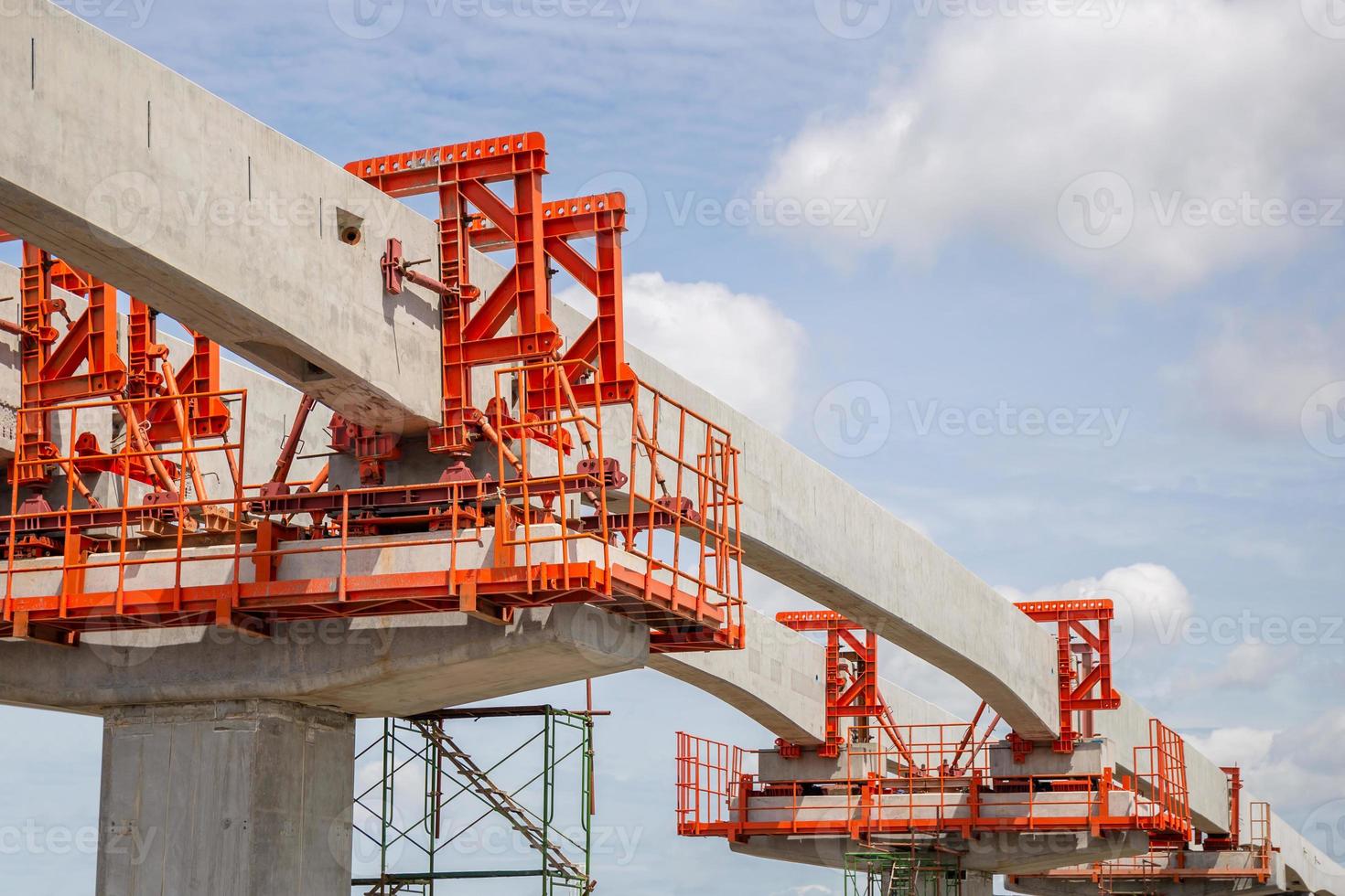 conceitos de construção de infraestrutura, construção de uma linha de trem de transporte coletivo em andamento com infraestrutura pesada. foto