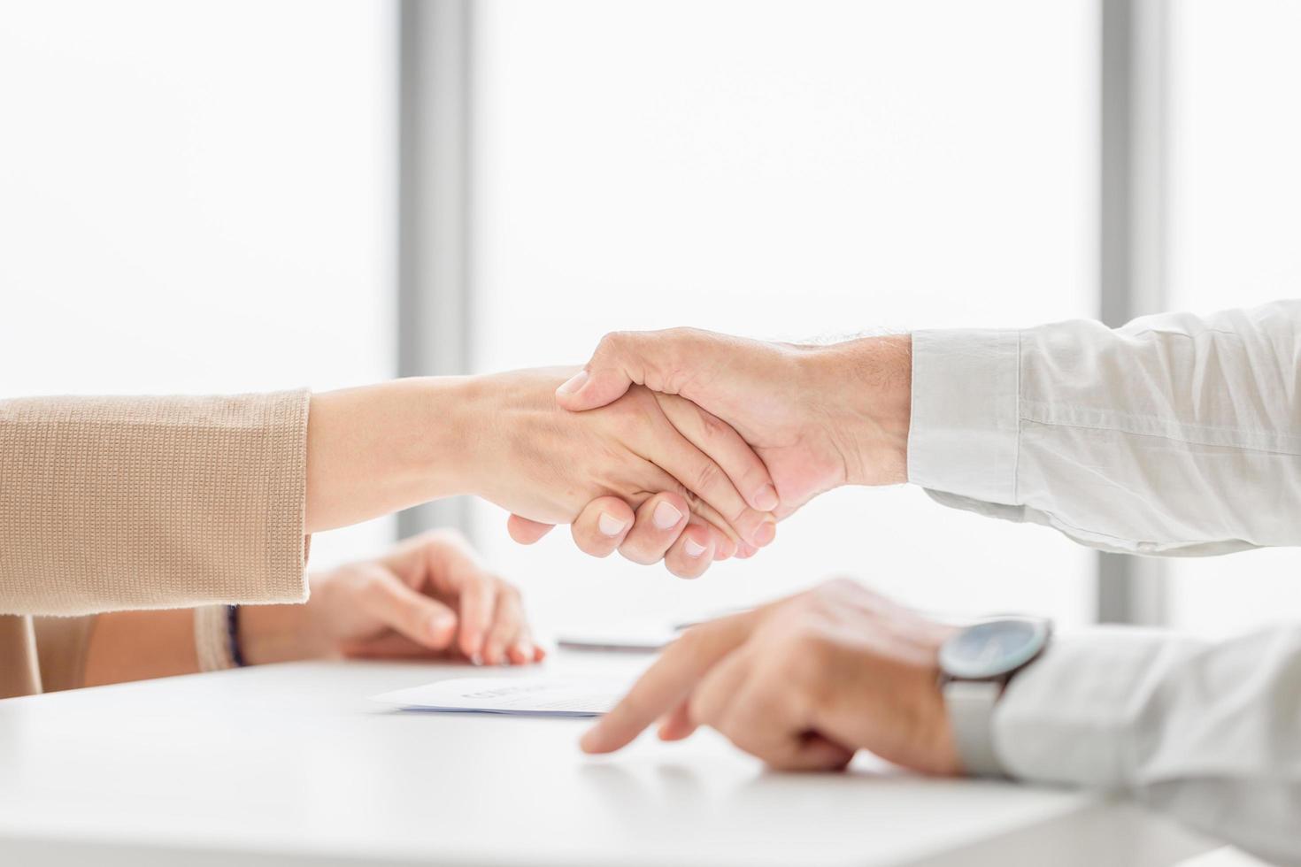 aperto de mão de homem e mulher sênior após a reunião, conceitos de trabalho em equipe de sucesso foto