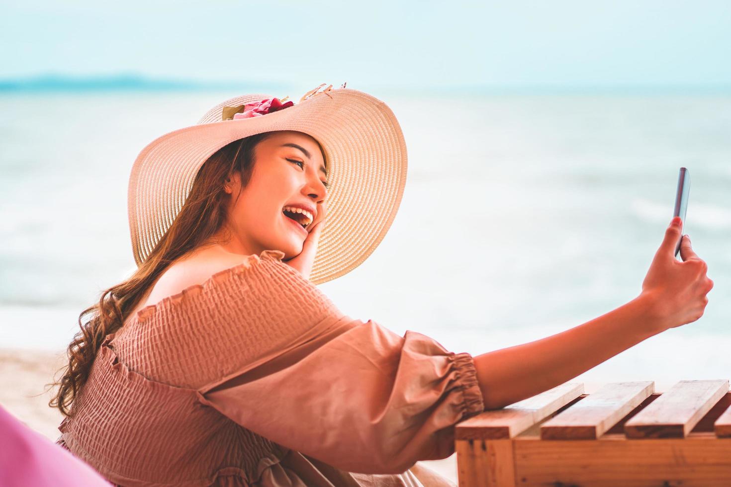 praia relaxe o conceito de viajante. blogueira de beleza ao vivo com as mídias sociais. foto