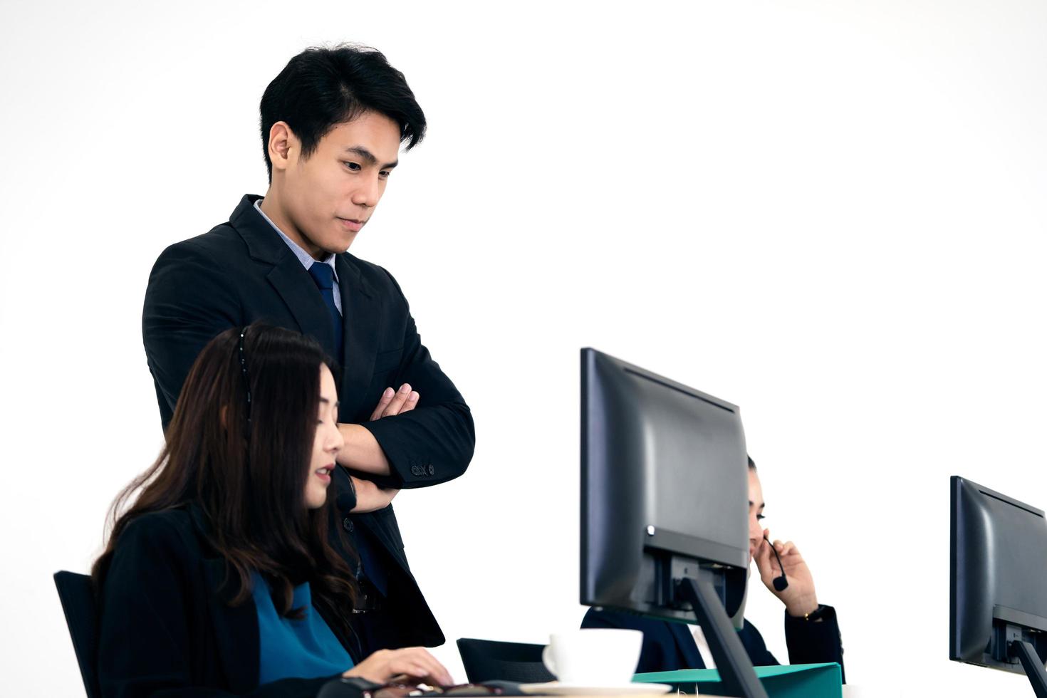 homem asiático de líder de negócios jovem positivo trabalha com call center de equipe foto