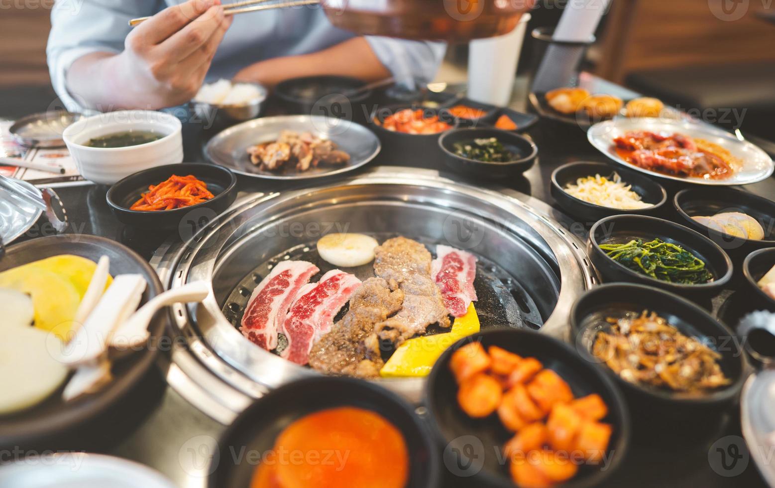 restaurante estilo churrasco coreia com acompanhamento de carne e vegetais. foto