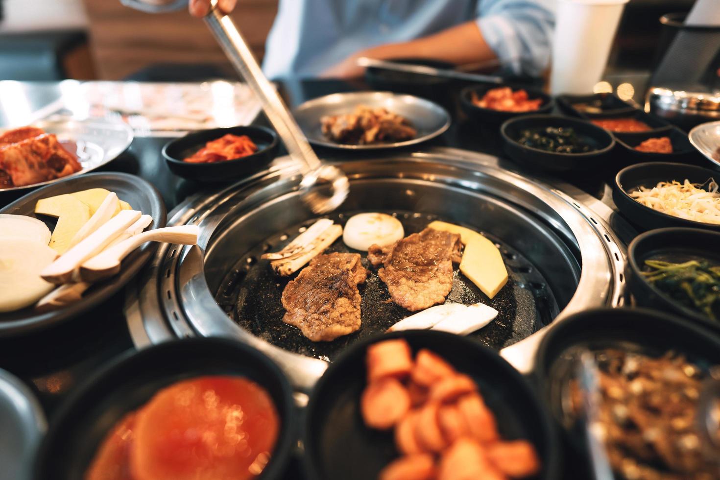 coreia restaurante estilo churrasco com carne e vegetais. foto
