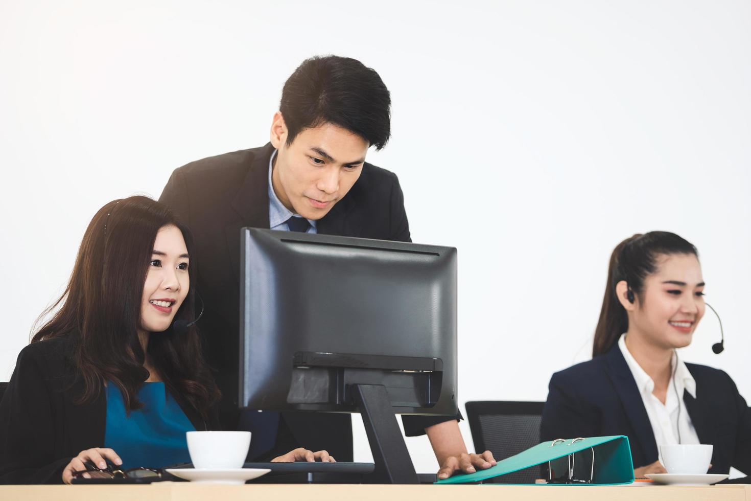 equipe de negócios homem e mulher asiáticos falando trabalho corporativo juntos foto