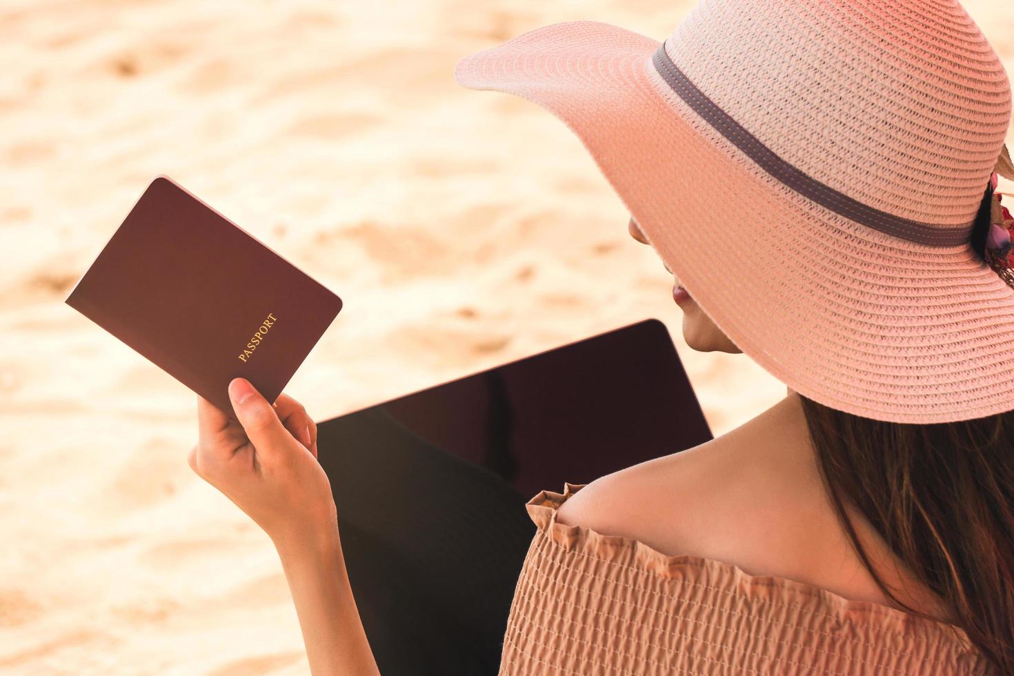 mulher de blogueiro de viagens segurando passaporte foto