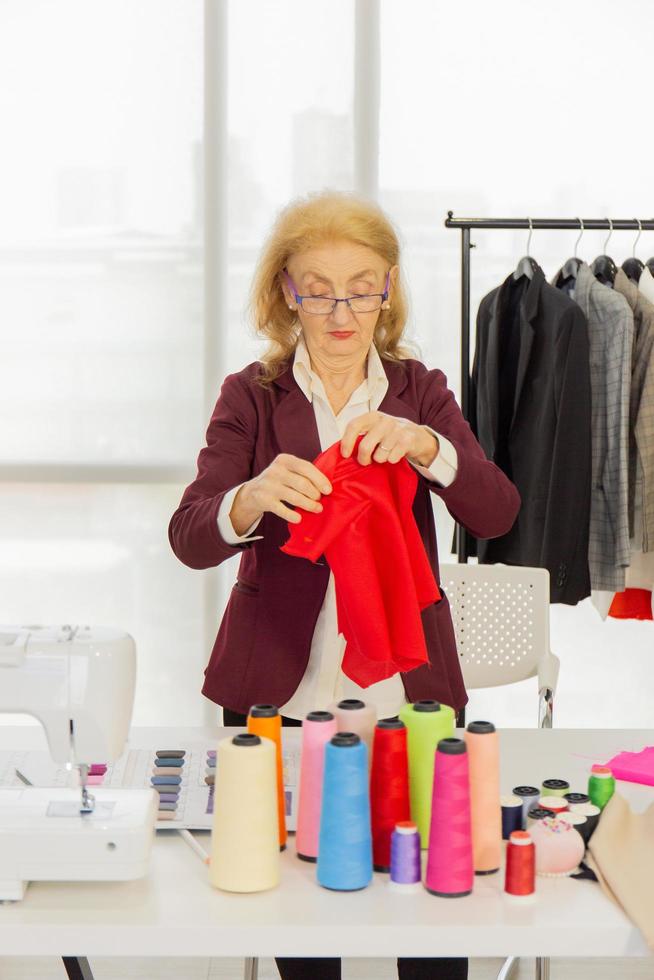 designers profissionais de costura feminina no escritório têm uma variedade de esquemas de cores de tecido. foto