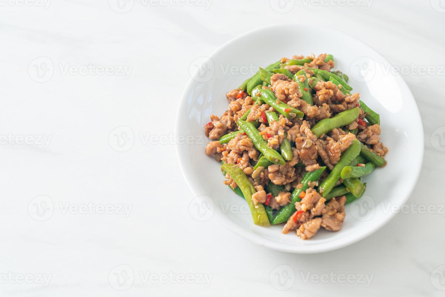 feijão frito ou feijão verde com carne de porco picada foto