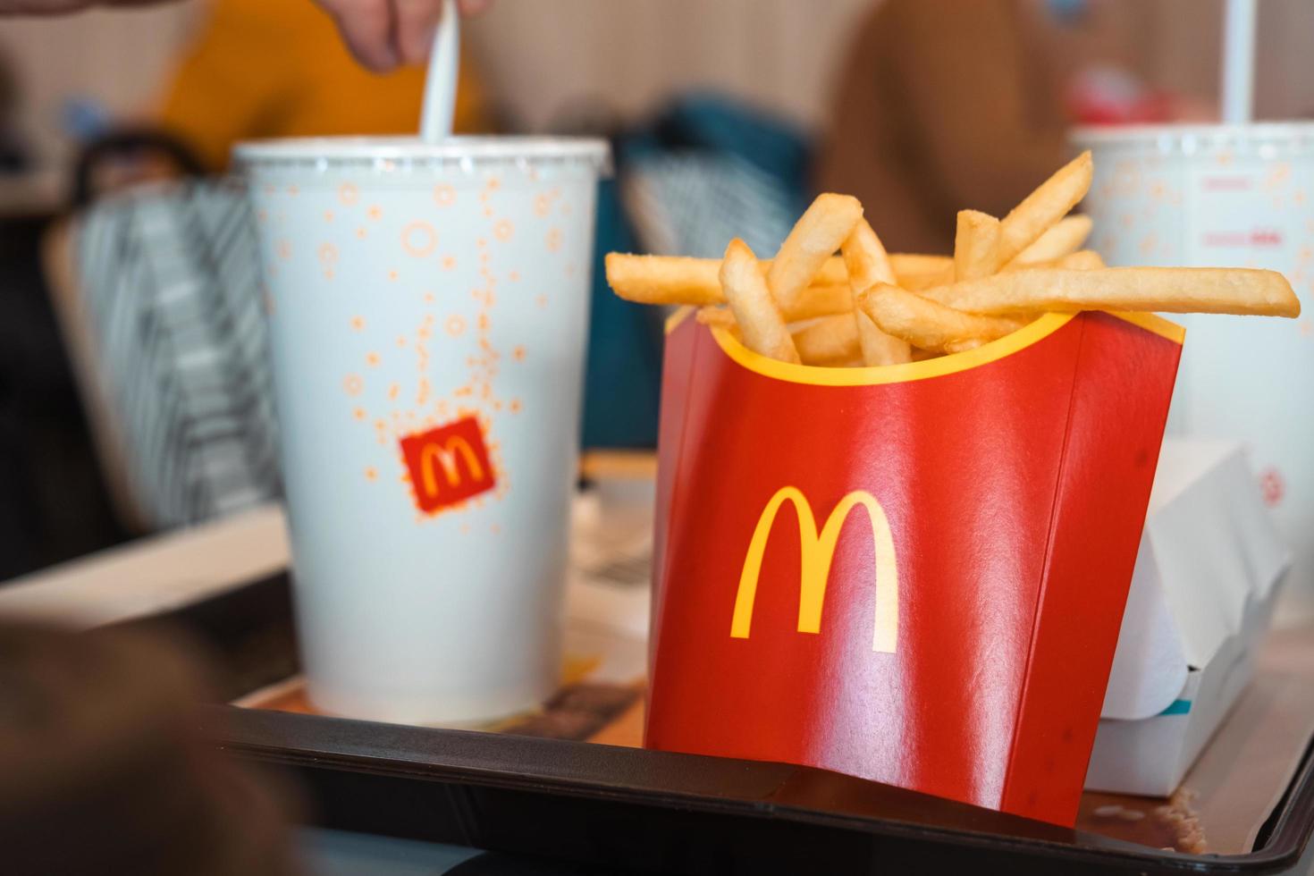 batatas fritas com uma caixa vermelha com o logotipo do mcdonald em uma bandeja e uma bebida. cadeias de restaurantes de fast food. Rússia, Kaluga, 21 de março de 2022. foto