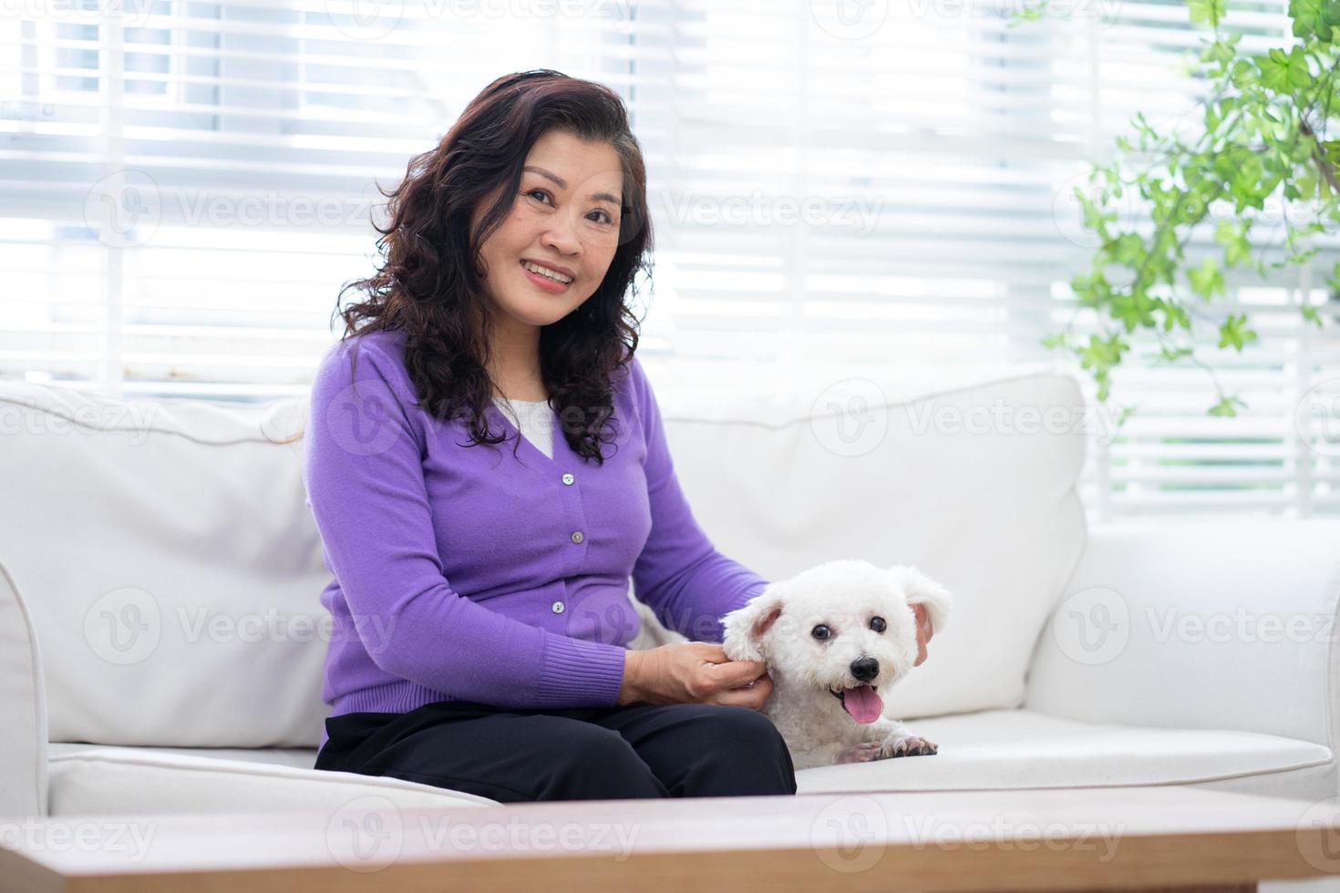 retrato de mulher sênior abraçando seu cachorro foto